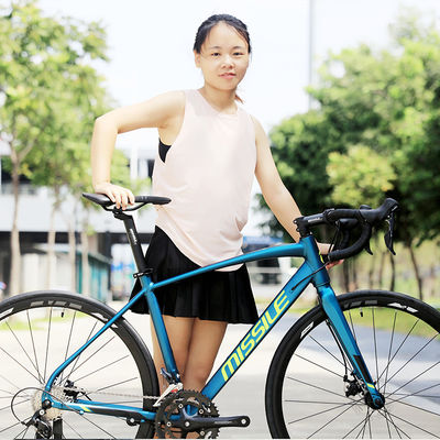 Vélo de route aérodynamique en carbone assemblé à 85 % (SKD) offrant un excellent transfert de puissance et une traînée réduite