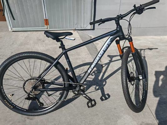 Cadre en alliage Vélo de montagne sportif offrant une selle confortable et une fourchette rigide Conçu pour gérer facilement les terrains accidentés