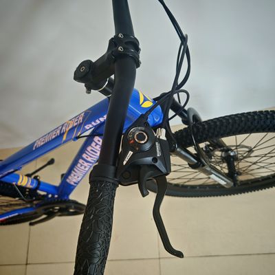 Vélo électrique pliable avec roues de 16 pouces, équipé d'un système de vitesses Shimano à 7 rapports, design compact de 158 x 25 x 77 cm, léger.