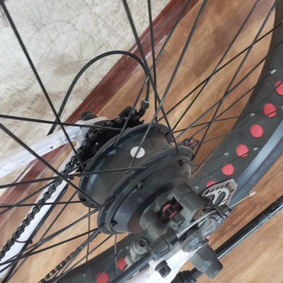 Fabriqué 26 pouces vélo électrique à pneus gras avec 48v 500w moteur batterie au lithium alimenté