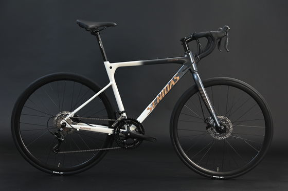 Vélo routier soudé en fibre de carbone 700C 2*9s 1*9s AL Cadre jolie forme AL Hub et 10kg