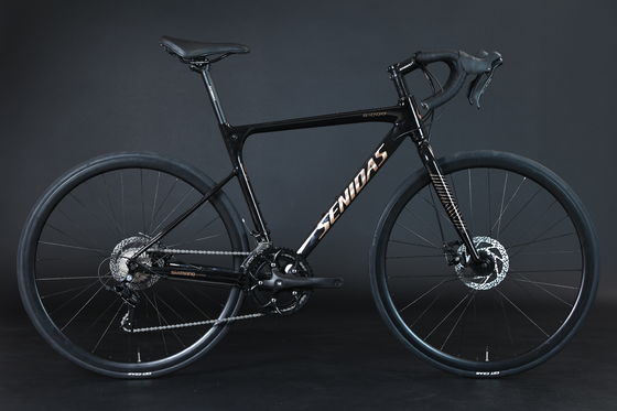 Vélo routier soudé en fibre de carbone 700C 2*9s 1*9s AL Cadre jolie forme AL Hub et 10kg