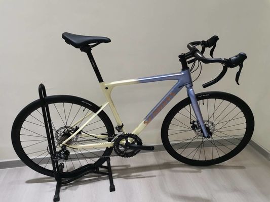 Vélo routier soudé en fibre de carbone 700C 2*9s 1*9s AL Cadre jolie forme AL Hub et 10kg