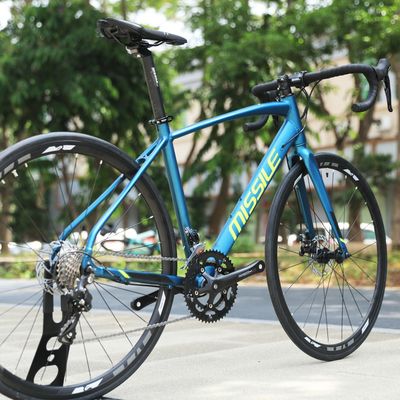 Vélo routier 700C à châssis rigide 18 vitesses Matériau du châssis en alliage d'aluminium 10,5 kg Poids