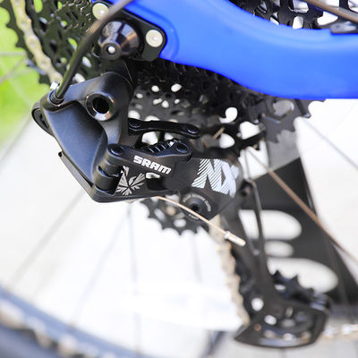 Vélo de montagne léger de 29 pouces avec fourchette avant en fibre de carbone et chaîne YBN S12S