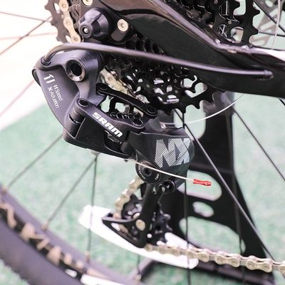 Vélo à vélo 29 pouces MTB Vélo de montagne Bicicleta Vélo avec matériau de fourchette en alliage d'aluminium