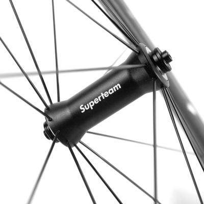 Le jeu de roues en fibre de carbone de Superteam est la mise à niveau ultime pour les performances des vélos de route