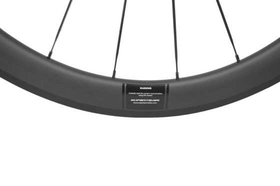 Le jeu de roues en fibre de carbone de Superteam est la mise à niveau parfaite pour les jantes ouvertes et le frein en V.