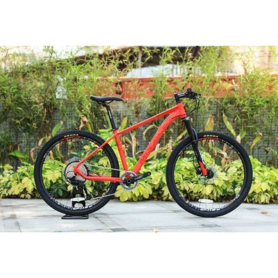 Vélo de montagne à frein à huile de 11 vitesses durable avec des performances élevées et une pédale ordinaire