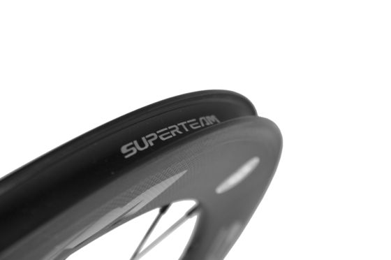 Découvrez la puissance de la roue en fibre de carbone 700C pour vélos de route Le choix parfait