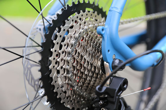 Vélo de montagne à frein à huile de 11 vitesses durable avec des performances élevées et une pédale ordinaire