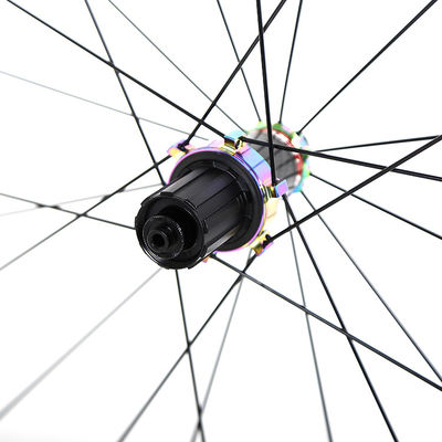 Rétrospective 700c Wheel Set en noir avec corps en carbone RS Hub et Galaxy Color 24/24 trous