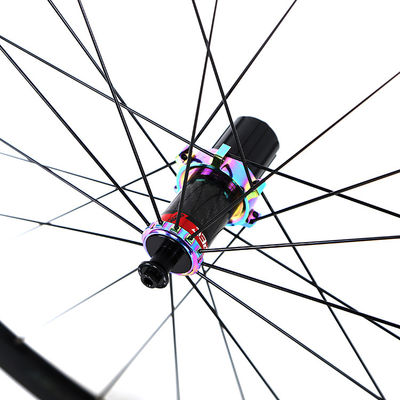 Rétrospective 700c Wheel Set en noir avec corps en carbone RS Hub et Galaxy Color 24/24 trous