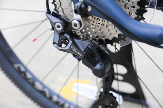 Vélo de montagne réglable pour adultes 13,9 kg Poids du vélo Frontière et frein à disque arrière