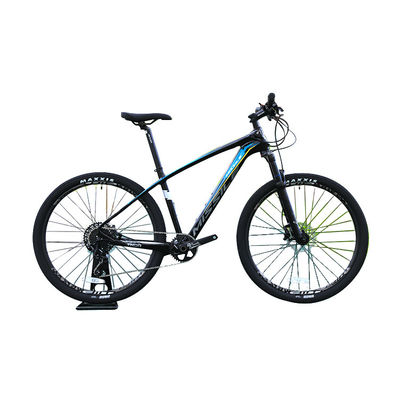 Un vélo de montagne à 11 vitesses abordable avec suspension à fourchette et amortisseur arrière sans cadre dur