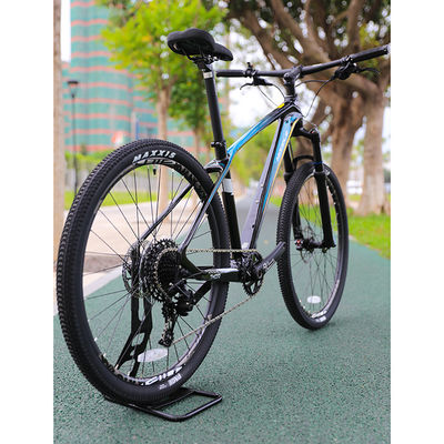 Un vélo de montagne à 11 vitesses abordable avec suspension à fourchette et amortisseur arrière sans cadre dur