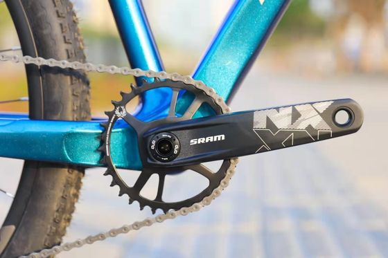Un vélo de montagne à 11 vitesses abordable avec suspension à fourchette et amortisseur arrière sans cadre dur