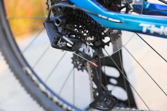 Un vélo de montagne à 11 vitesses abordable avec suspension à fourchette et amortisseur arrière sans cadre dur