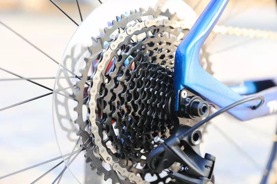 Un vélo de montagne à 11 vitesses abordable avec suspension à fourchette et amortisseur arrière sans cadre dur