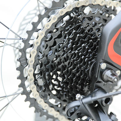 Bon vélo de montagne avec une capacité de charge de 130 et une cassette HG de 24 vitesses de 11 à 50 tonnes