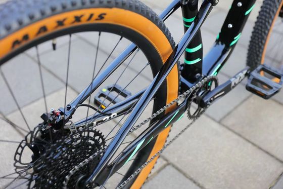 Découvrez le frisson de la conduite avec le cadre en carbone à suspension complète de 29 pouces Mtb Soft Tail