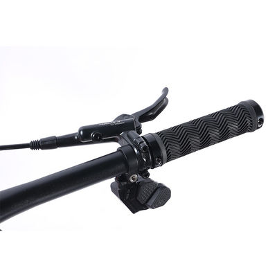 Vélo de montagne en fibre de carbone équipé d'un frein à disque hydraulique et d'une fourchette de suspension en acier